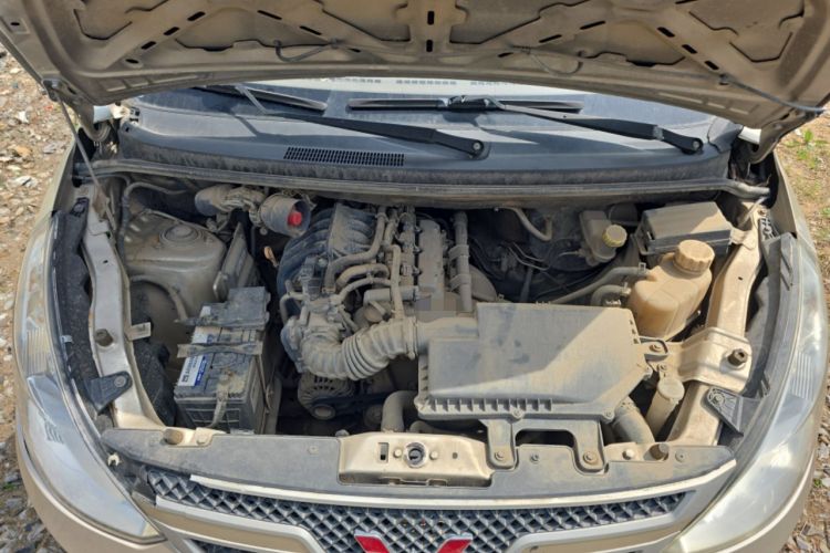 Used Wuling Rongguang V 2015 1.2L Base Version Engine Bay