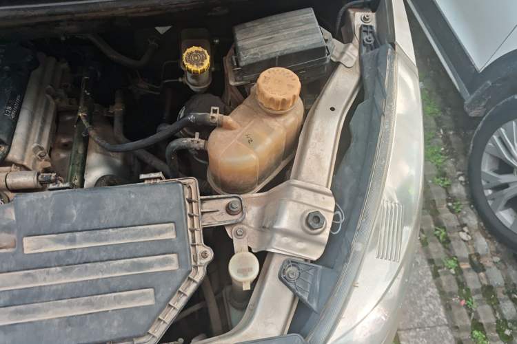 Used Wuling Rongguang V 2015 1.5L Standard Version Engine Bay Left