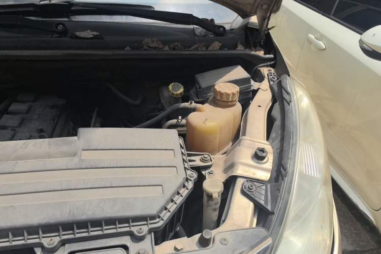 Used Wuling Rongguang V 2015 1.5L Standard Version Engine Bay Left