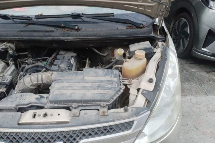 Used Wuling Rongguang V 2015 1.5L Base Version Engine Bay Left