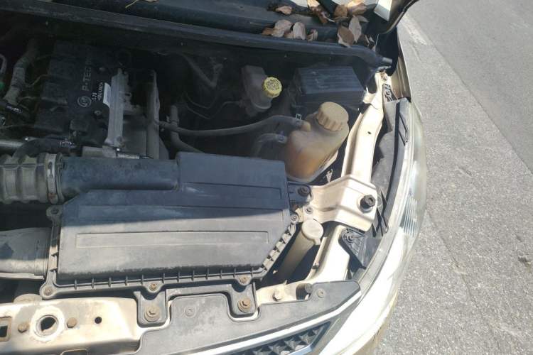 Used Wuling Rongguang V 2015 1.5L Base Version Engine Bay Left