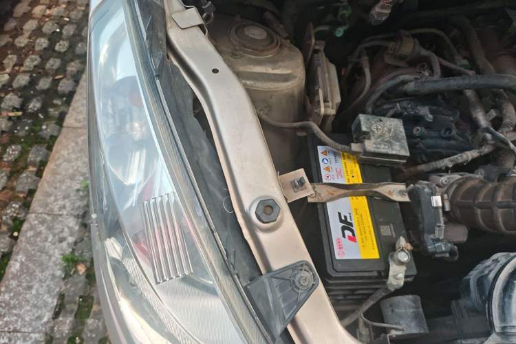 Used Wuling Rongguang V 2015 1.5L Standard Version Engine Bay Right