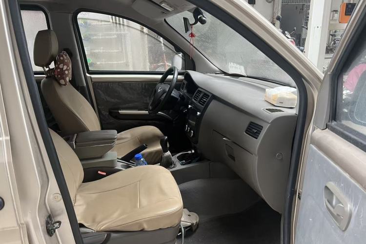 Used Wuling Rongguang V 2015 1.5L Practical Version Interior 3