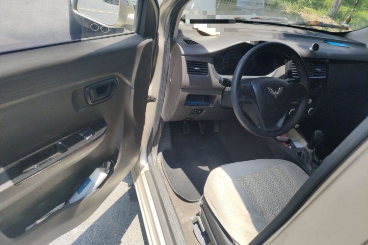 Used Wuling Rongguang V 2015 1.5L Base Version Interior 3