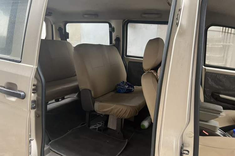 Used Wuling Rongguang V 2015 1.5L Practical Version Interior 4