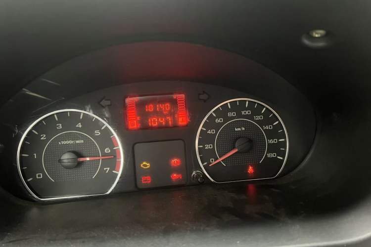 Used Wuling Rongguang V 2015 1.5L Practical Version Odometer Close Up