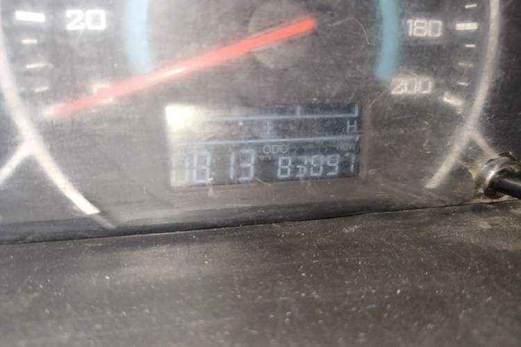 Used Wuling Rongguang V 2015 1.5L Base Version Odometer Close Up