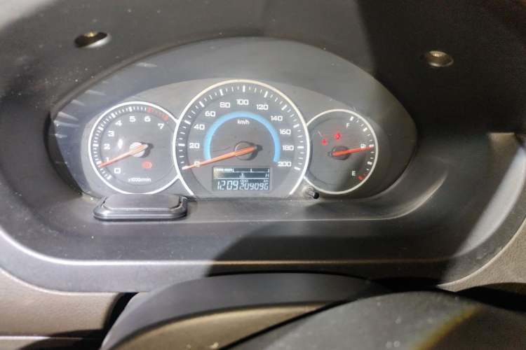 Used Wuling Rongguang V 2015 1.5L Practical Version Odometer Close Up