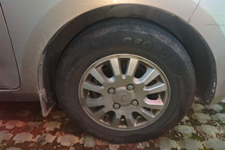Used Wuling Rongguang V 2015 1.5L Standard Version Right Front Wheel Hub