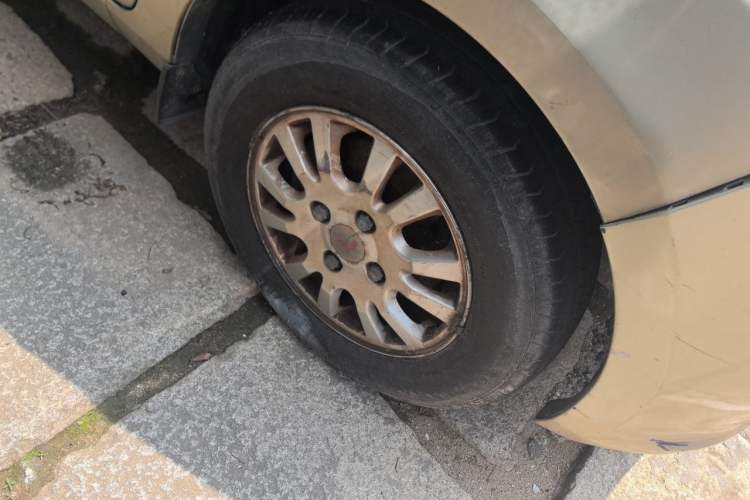 Used Wuling Rongguang V 2015 1.5L Standard Version Right Front Wheel Hub