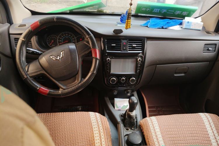 Used Wuling Rongguang V 2015 1.2L Standard Version Center Console