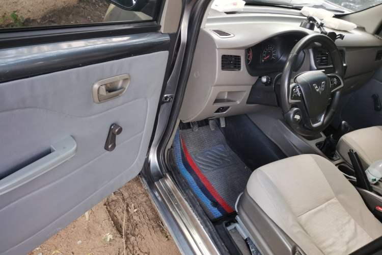 Used Wuling Rongguang V 2015 1.2L Practical Model Driver Seat