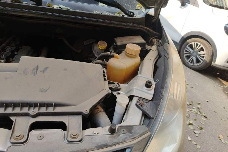 Used Wuling Rongguang V 2015 1.2L Standard Version Engine Bay Left