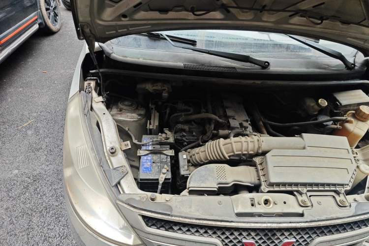 Used Wuling Rongguang V 2015 1.5L Base Version Engine Bay Right