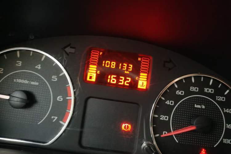 Used Wuling Rongguang V 2015 1.2L Practical Model Odometer Close Up