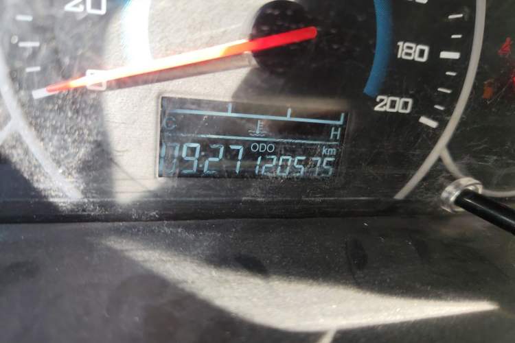 Used Wuling Rongguang V 2015 1.5L Base Version Odometer Close Up