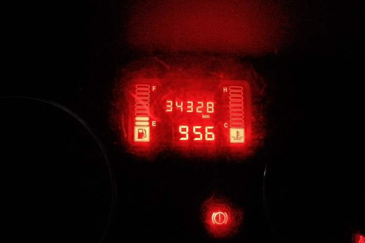 Used Wuling Rongguang V 2015 1.2L Practical Model Odometer Close Up
