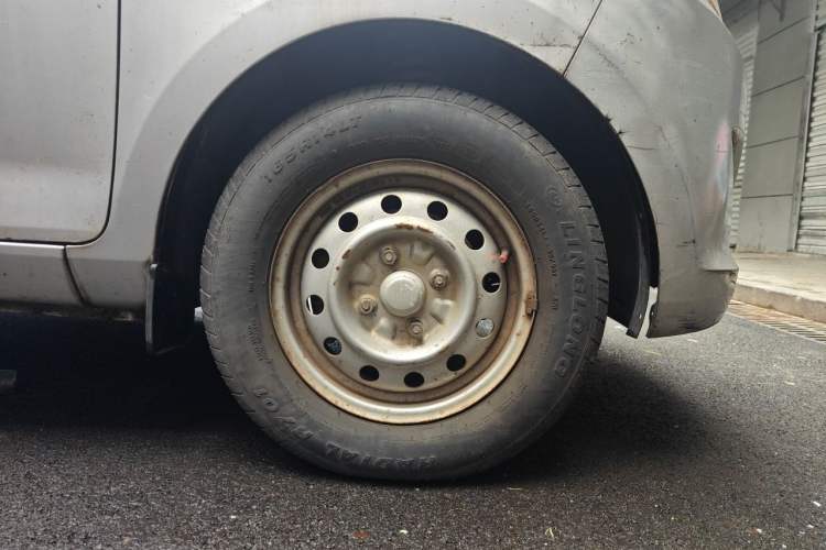 Used Wuling Rongguang V 2015 1.5L Base Version Right Front Wheel Hub