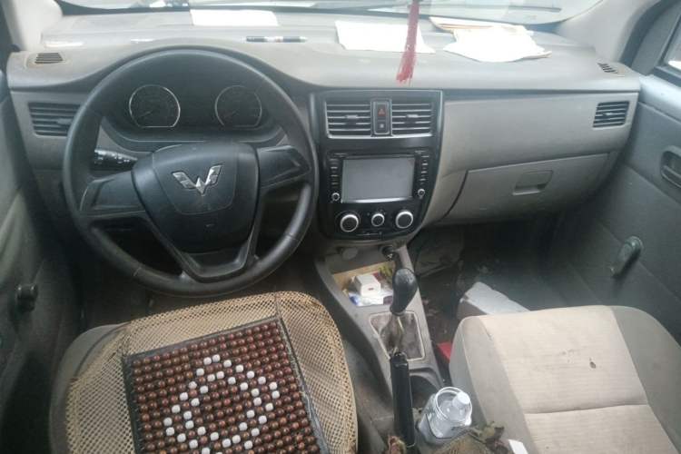 Used Wuling Rongguang V 2015 1.5L Practical Version Center Console