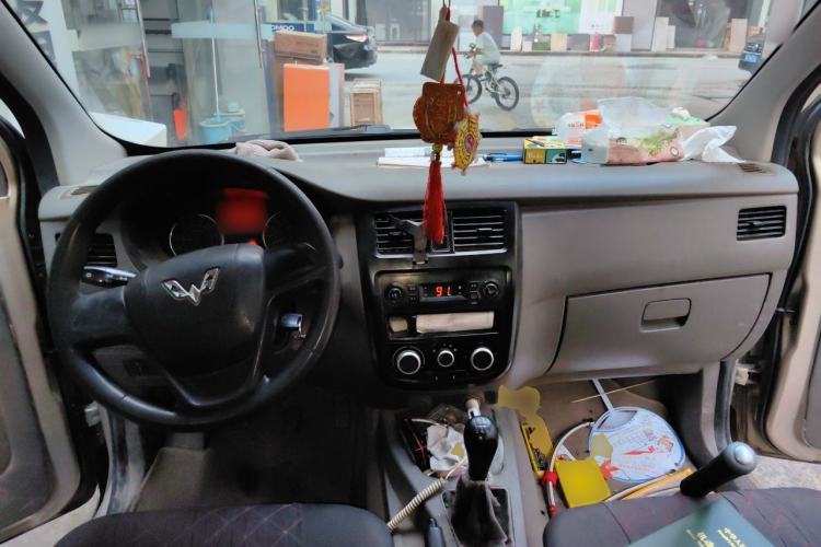 Used Wuling Rongguang V 2015 1.2L Practical Model Center Console