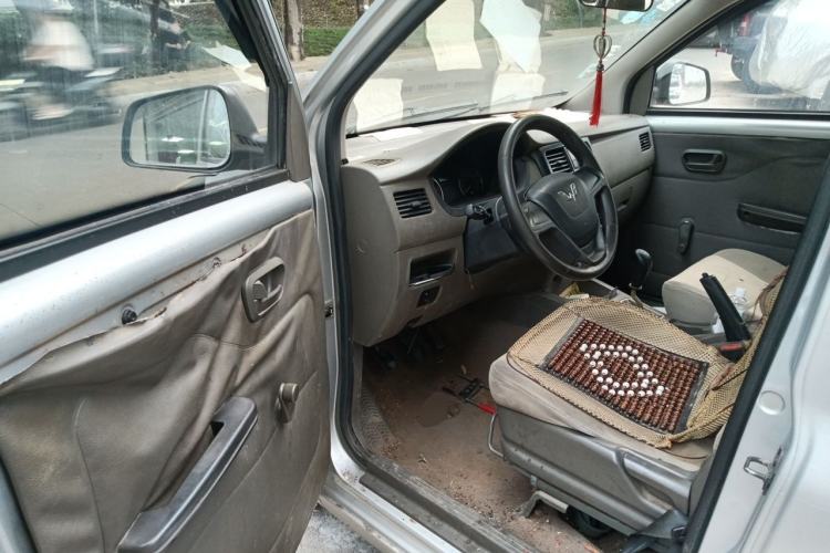 Used Wuling Rongguang V 2015 1.5L Practical Version Driver Seat