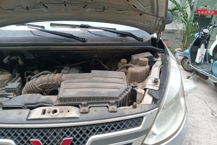 Used Wuling Rongguang V 2015 1.5L Practical Version Engine Bay Left