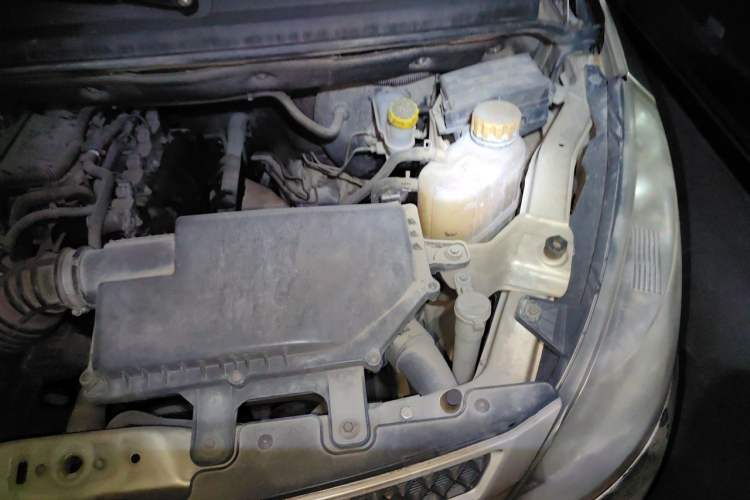 Used Wuling Rongguang V 2015 1.2L Practical Model Engine Bay Left