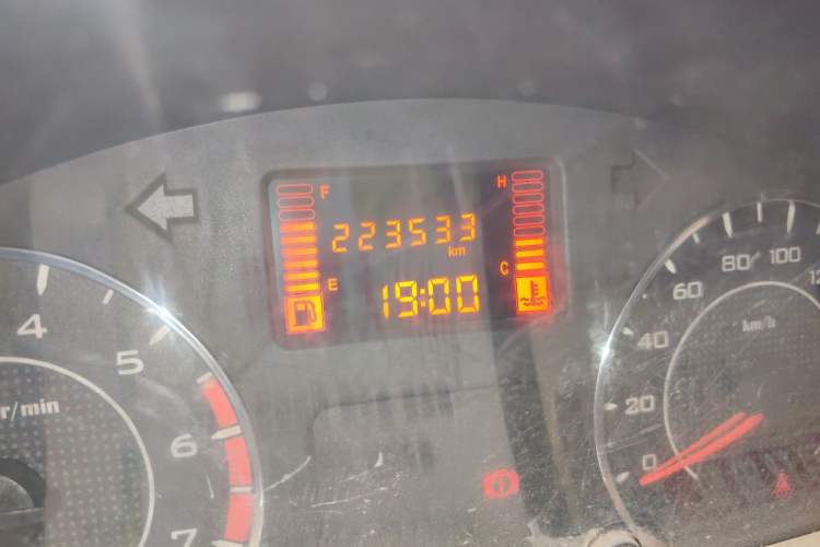 Used Wuling Rongguang V 2015 1.2L Practical Model Odometer Close Up