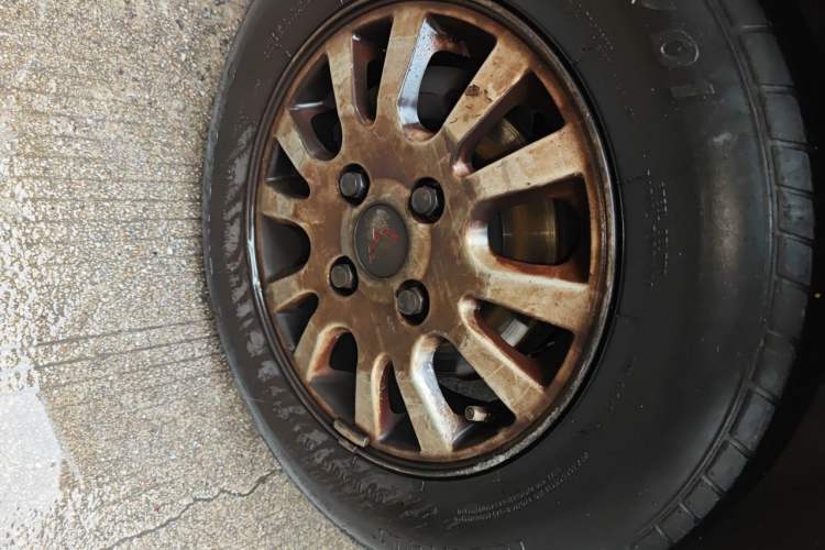 Used Wuling Rongguang V 2015 1.5L Standard Version Right Front Wheel Hub