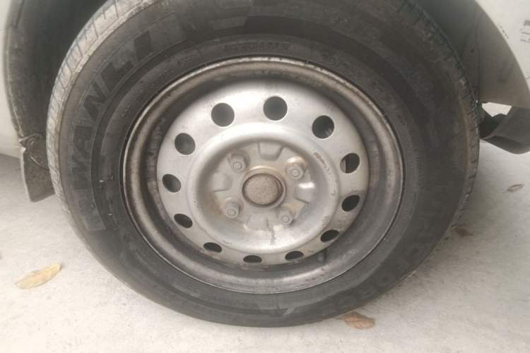 Used Wuling Rongguang V 2015 1.5L Practical Version Right Front Wheel Hub
