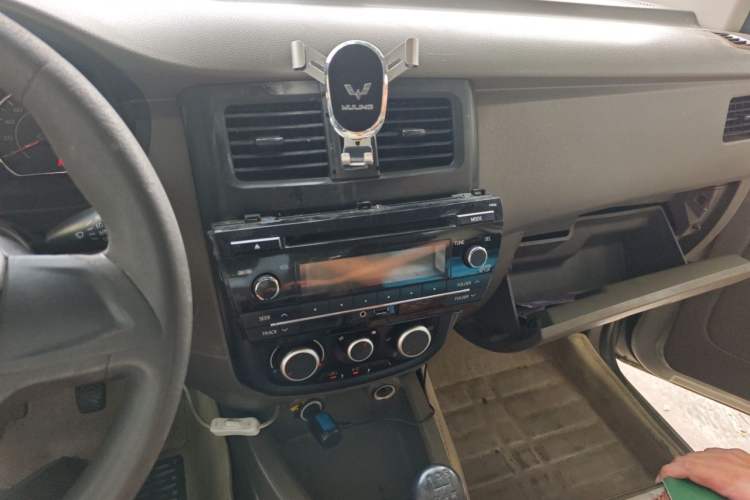 Used Wuling Rongguang V 2015 1.5L Practical Version Audio And AC Panel