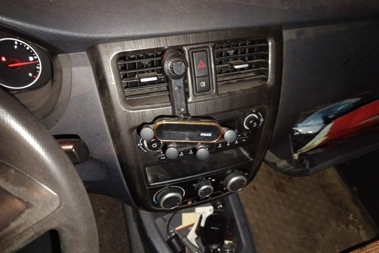 Used Wuling Rongguang V 2015 1.2L Base Version Audio And AC Panel