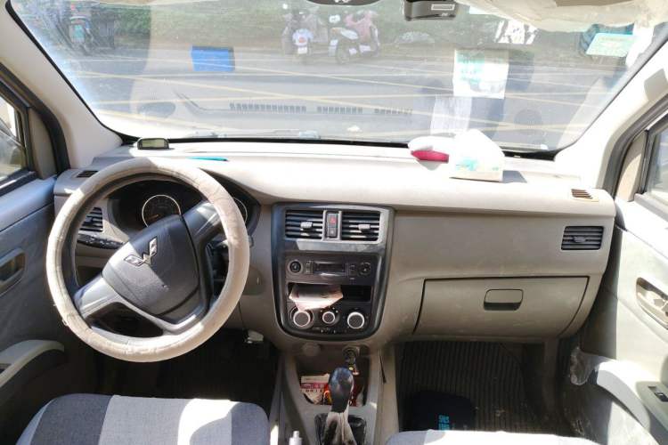 Used Wuling Rongguang V 2015 1.2L Practical Model Center Console