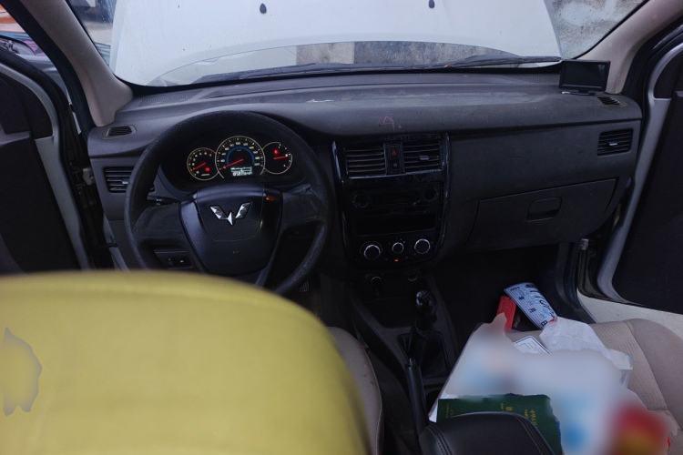 Used Wuling Rongguang V 2015 1.5L Standard Version Center Console