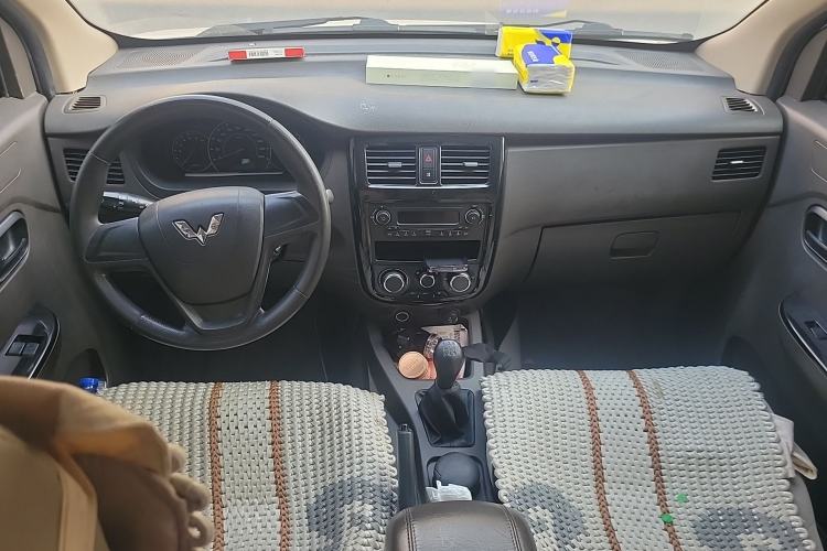 Used Wuling Rongguang V 2015 1.2L Standard Version Center Console