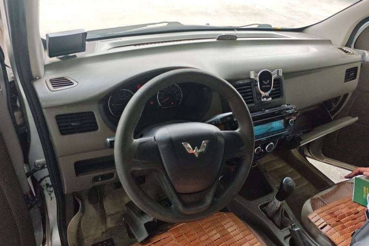 Used Wuling Rongguang V 2015 1.5L Practical Version Center Console