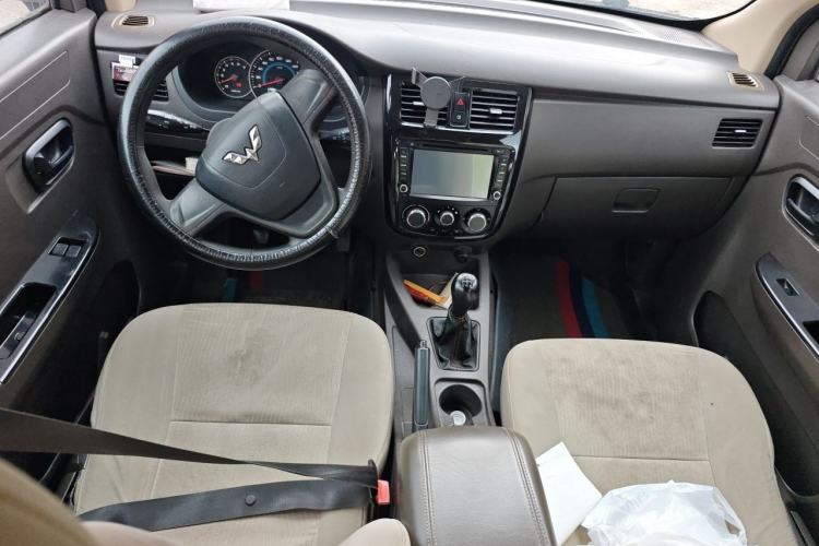 Used Wuling Rongguang V 2015 1.5L Standard Version Center Console