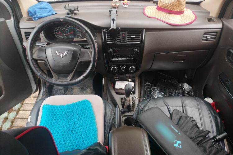 Used Wuling Rongguang V 2015 1.5L Standard Version Center Console