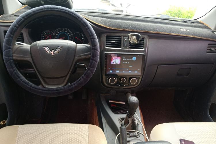 Used Wuling Rongguang V 2015 1.2L Base Version Center Console