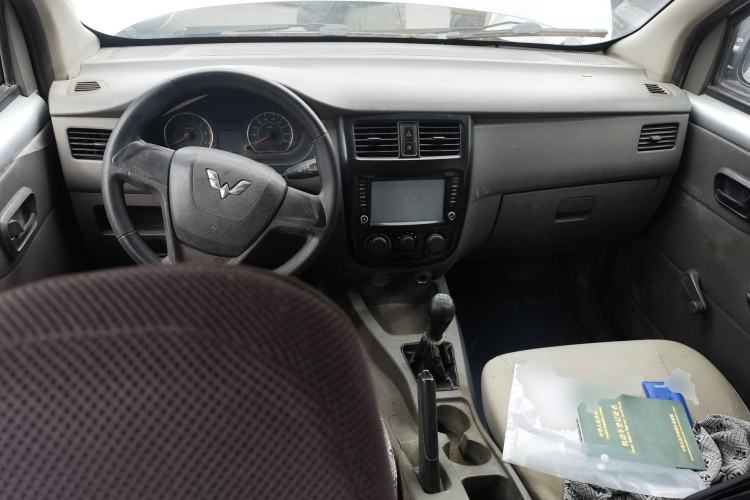 Used Wuling Rongguang V 2015 1.2L Practical Model Center Console