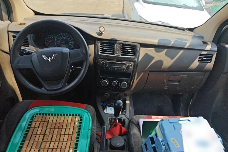 Used Wuling Rongguang V 2015 1.2L Standard Version Center Console