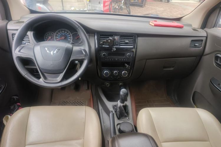Used Wuling Rongguang V 2015 1.5L Standard Version Center Console