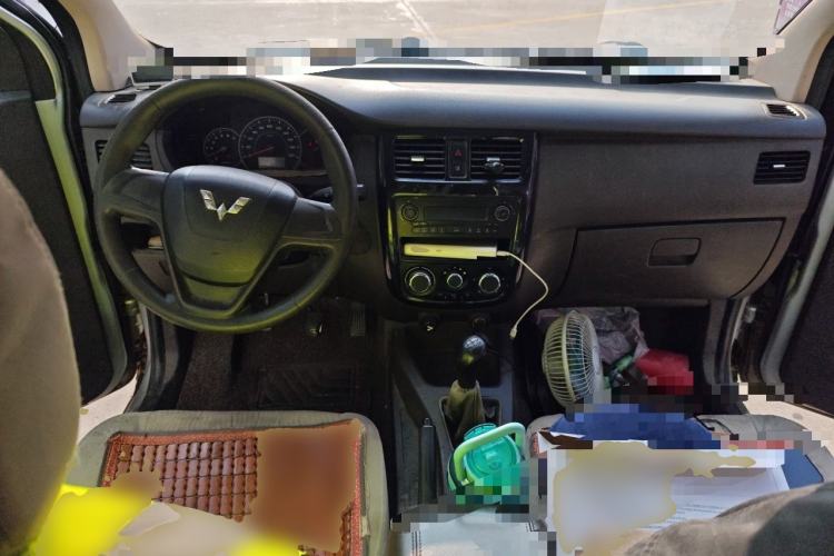 Used Wuling Rongguang V 2015 1.5L Standard Version Center Console