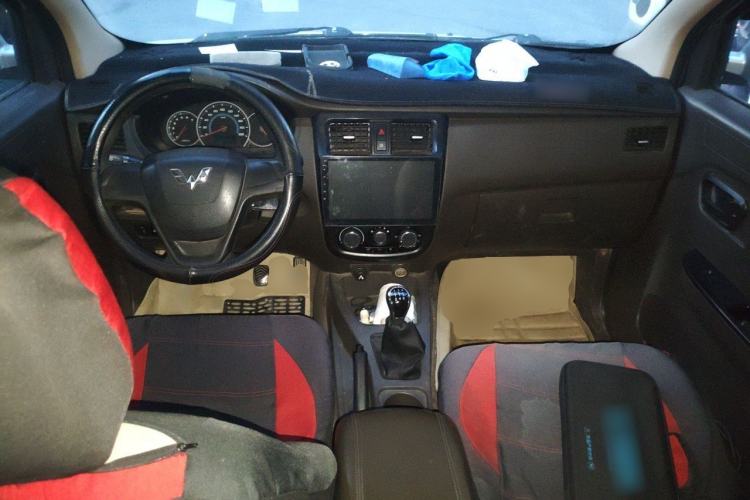 Used Wuling Rongguang V 2015 1.2L Base Version Center Console