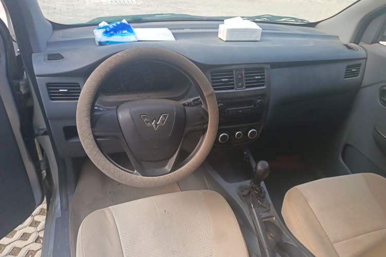 Used Wuling Rongguang V 2015 1.2L Base Version Center Console