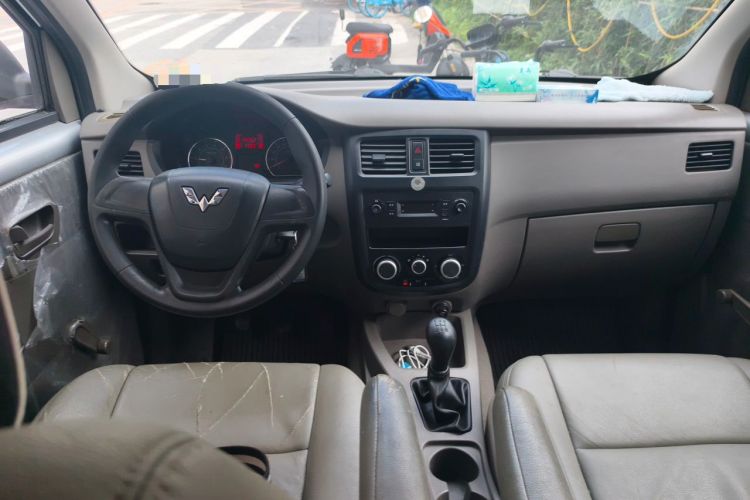 Used Wuling Rongguang V 2015 1.5L Practical Version Center Console
