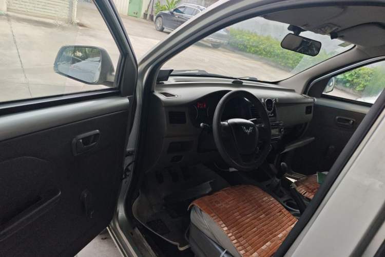 Used Wuling Rongguang V 2015 1.5L Practical Version Driver Seat