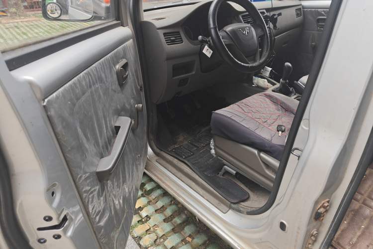 Used Wuling Rongguang V 2015 1.2L Practical Model Driver Seat