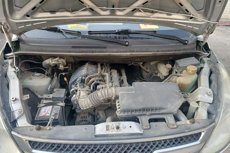 Used Wuling Rongguang V 2015 1.2L Standard Version Engine Bay