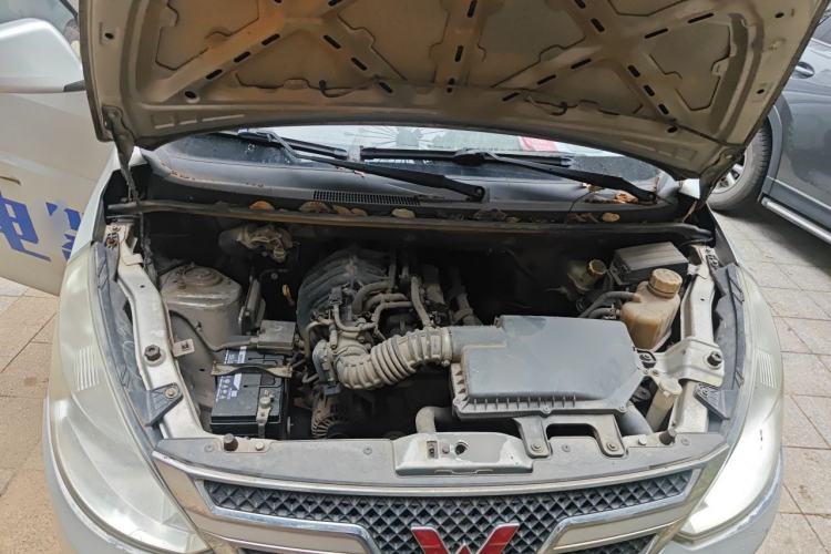 Used Wuling Rongguang V 2015 1.2L Base Version Engine Bay